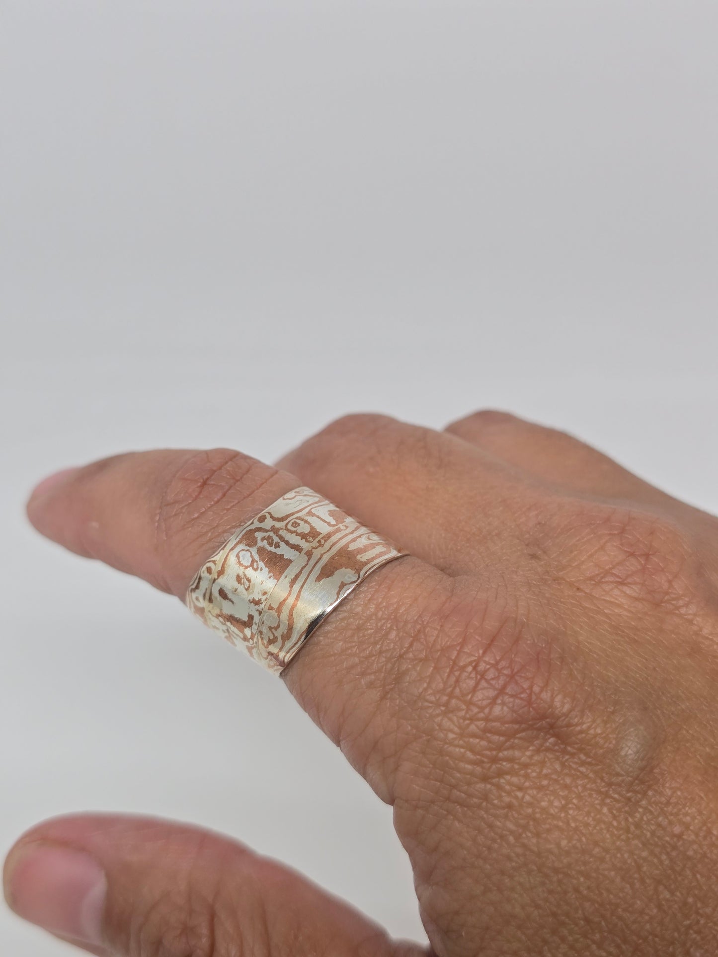 Anillo curvo Mokume