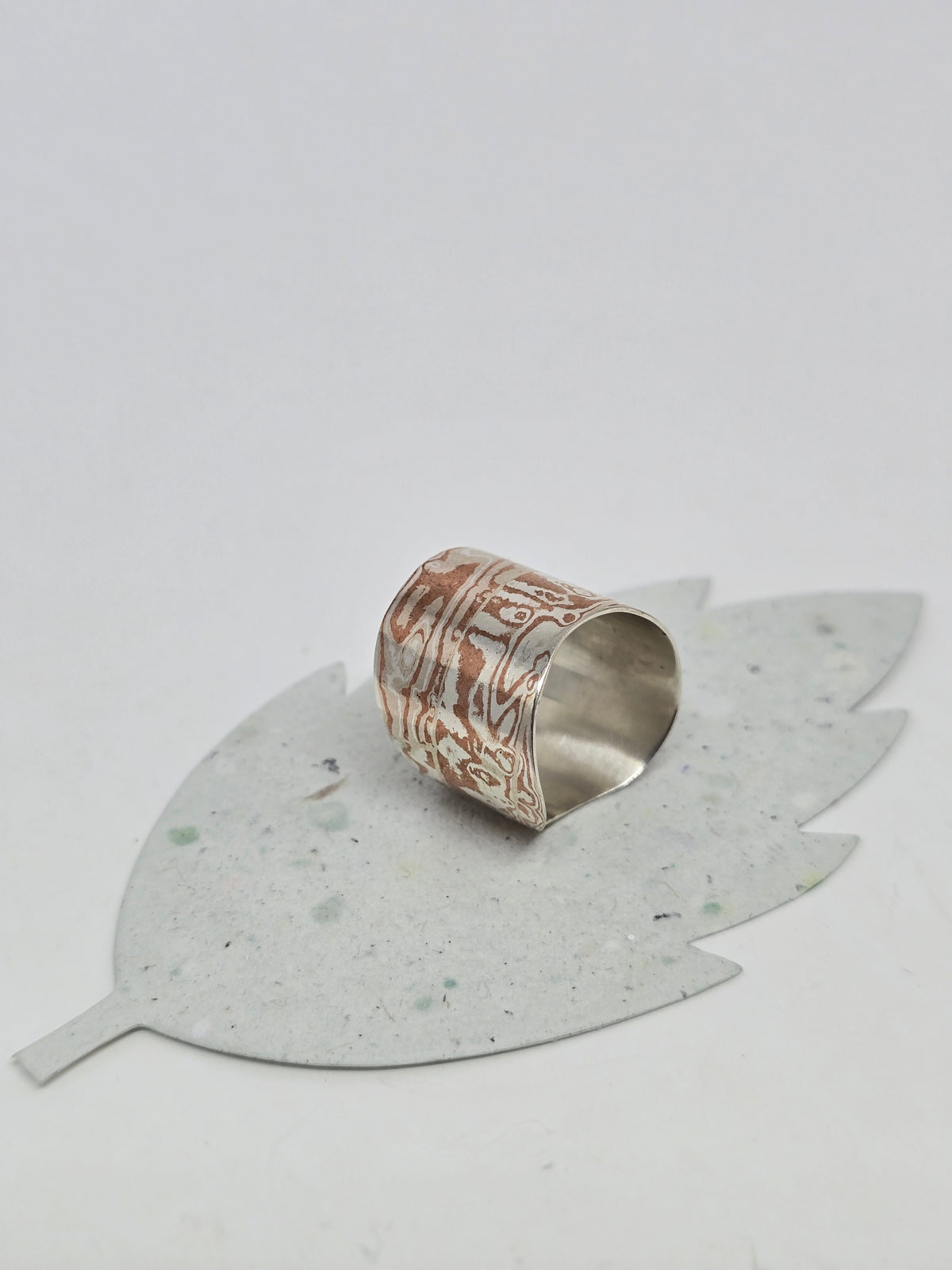 Anillo curvo Mokume