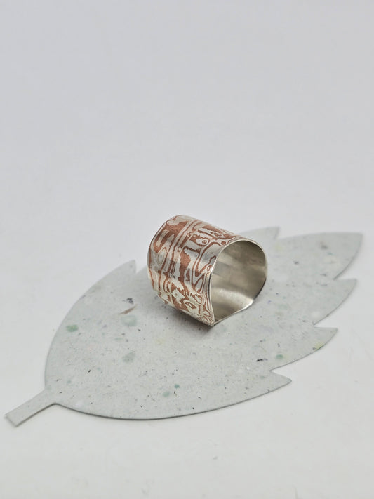 Anillo curvo Mokume